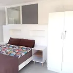 2 Bedroom Cottage Walking Distance To Beaches