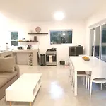 2 Bedroom Cottage Walking Distance To Beaches