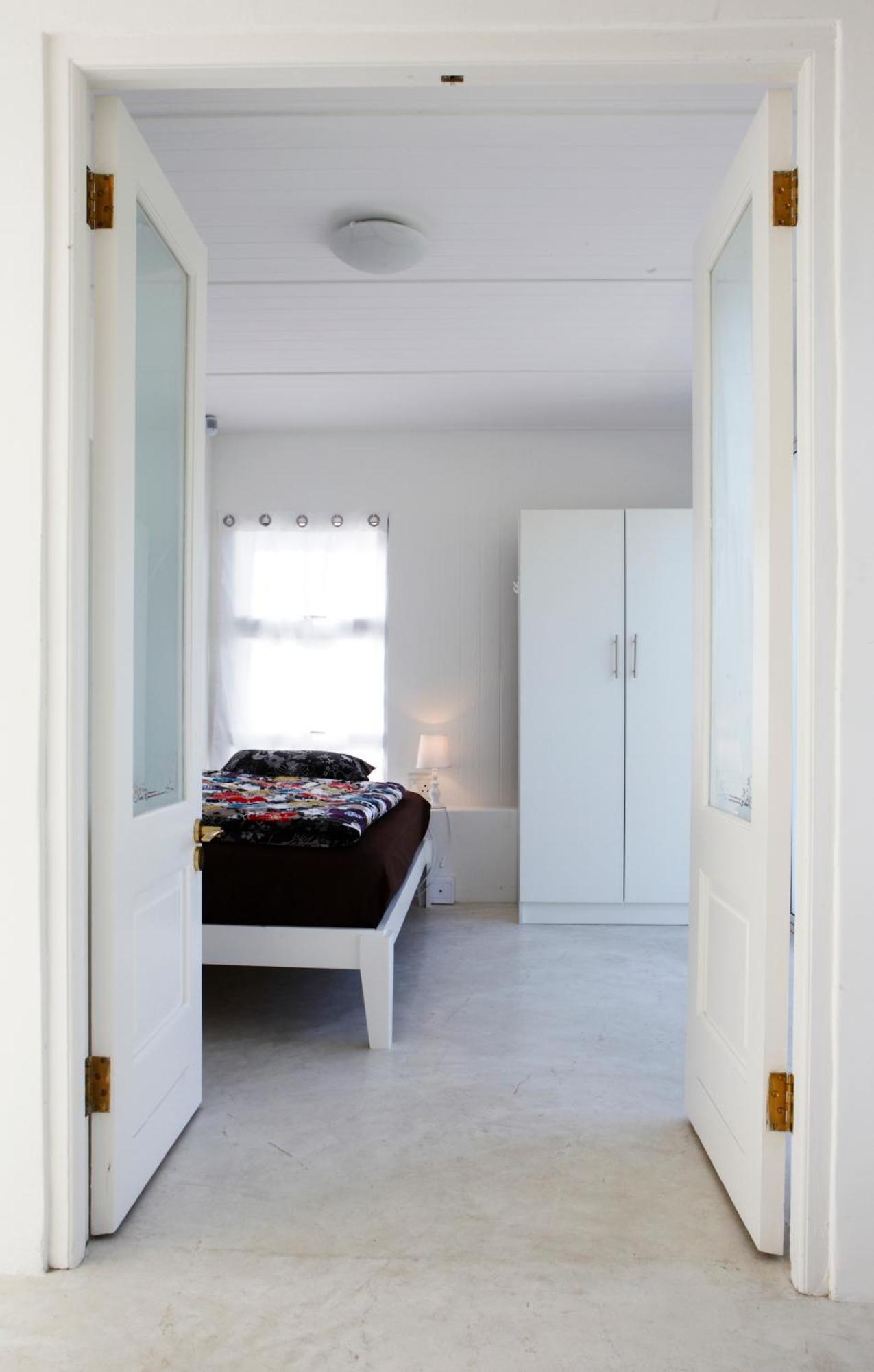 Apartment 2 Bedroom Walking Distance To Beaches *