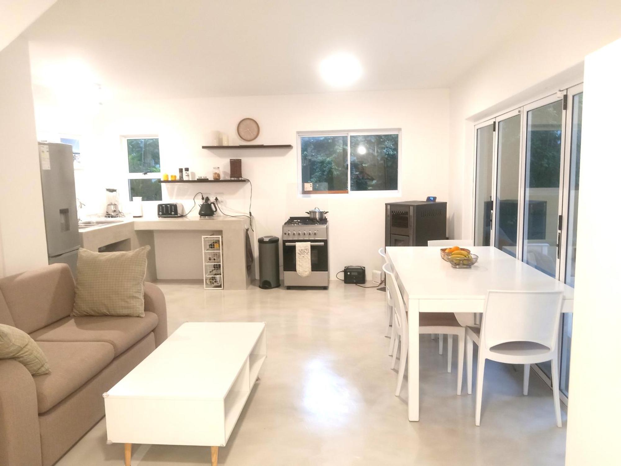 2 Bedroom Walking Distance To Beaches *