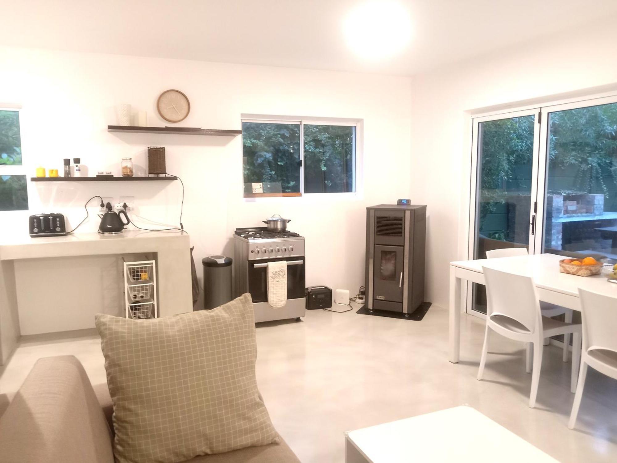 Apartment 2 Bedroom Walking Distance To Beaches *